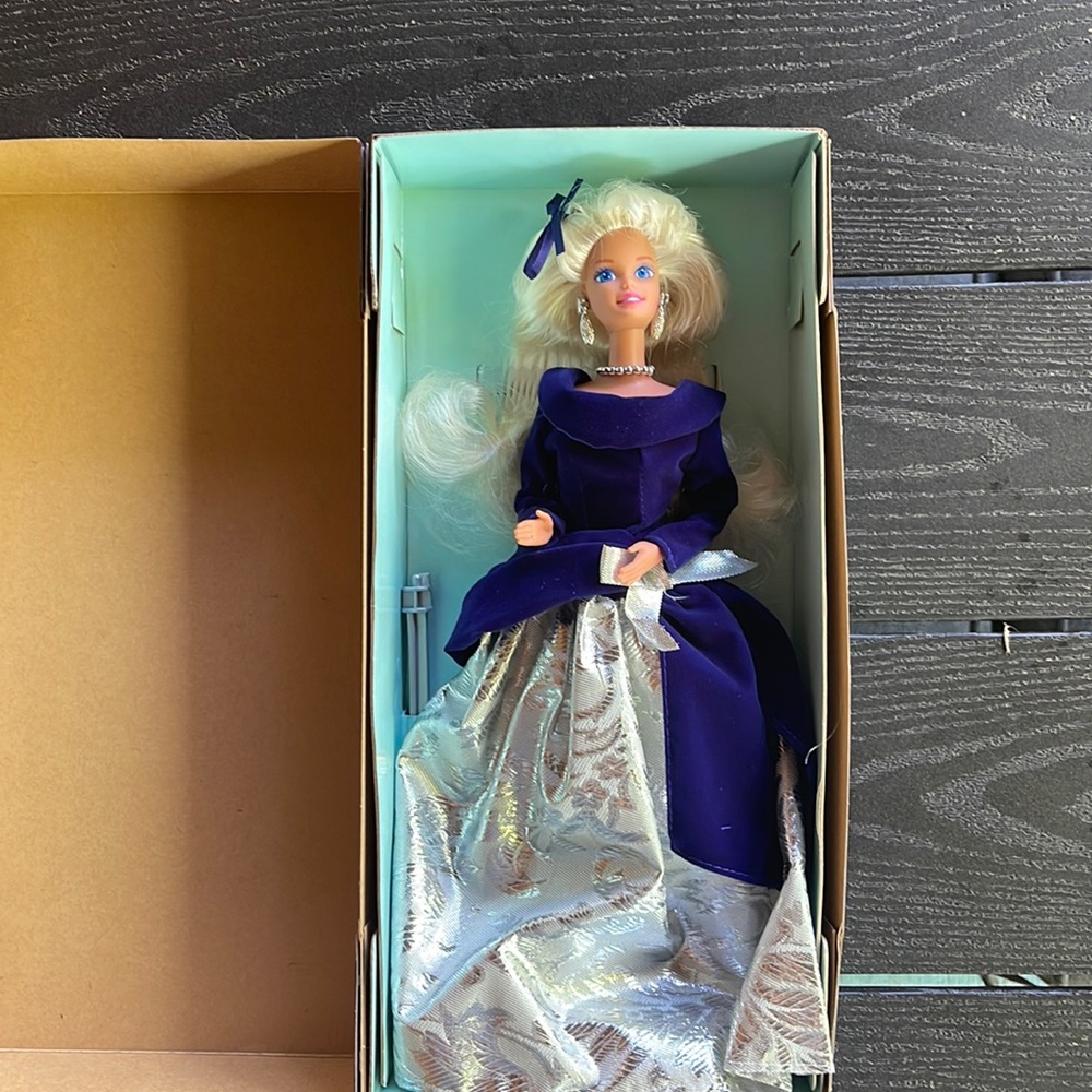 - NRFB Vintage 1995 AVON ~ Winter Velvet Barbie Doll ❄️